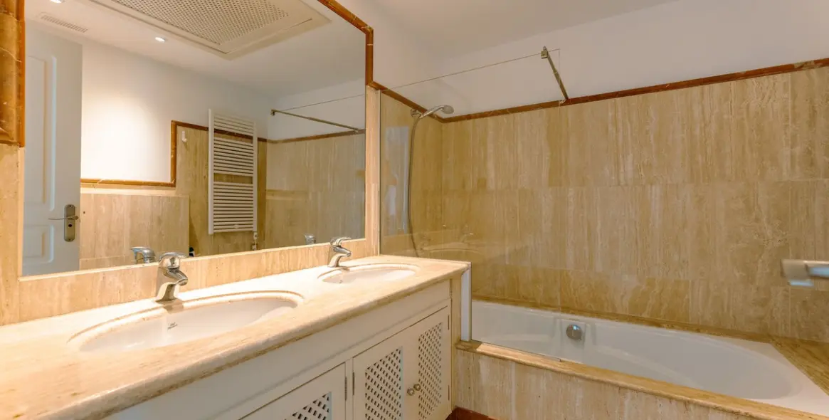 Sale of townhouse in El Paraiso 28