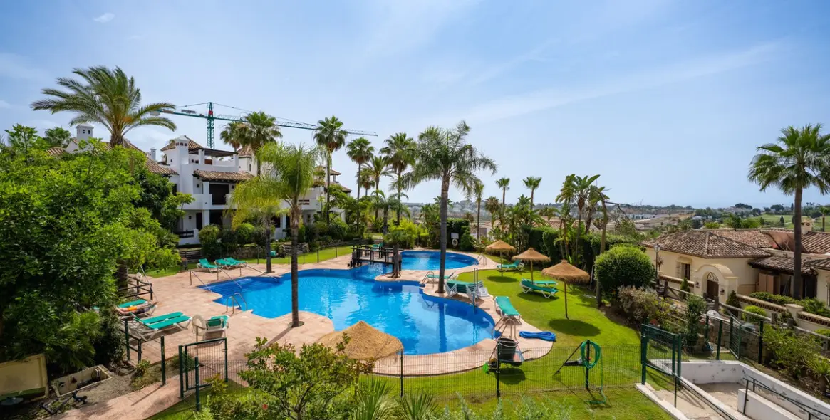 Sale of townhouse in El Paraiso 30