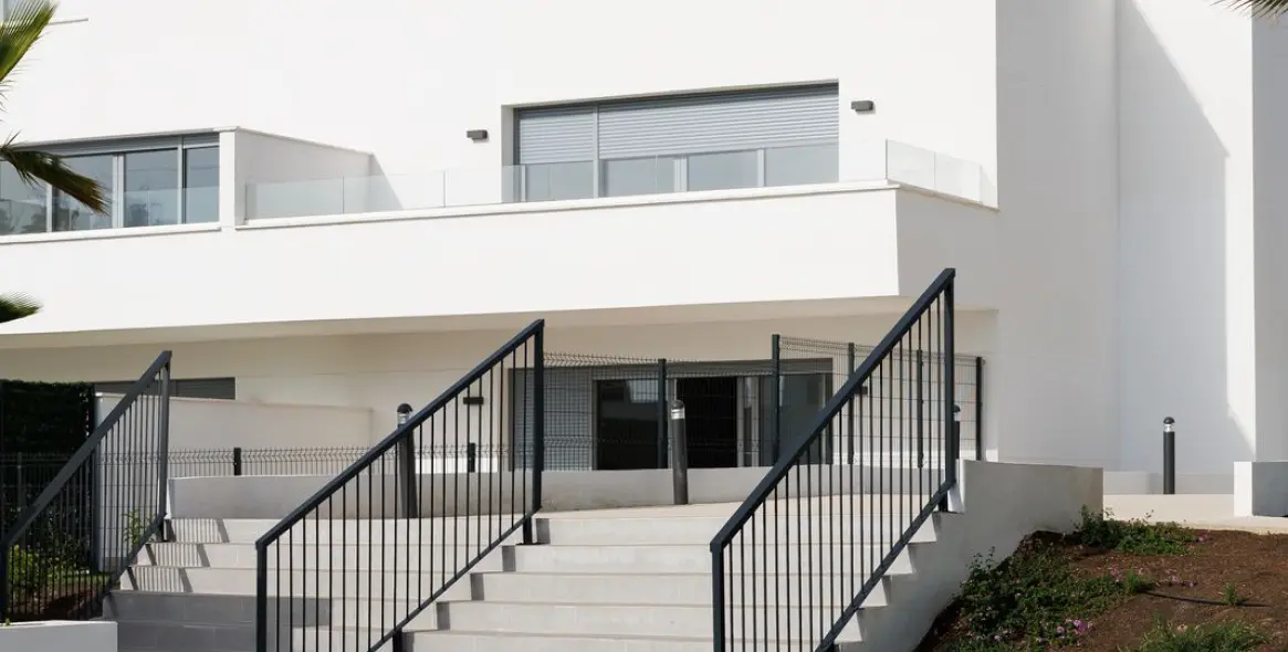 Sale of middle floor apartment in Cancelada 38