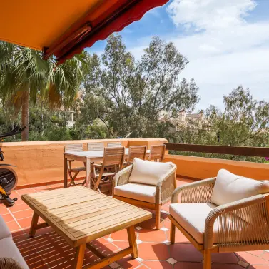 Venta de apartamento en planta media en Benahavís