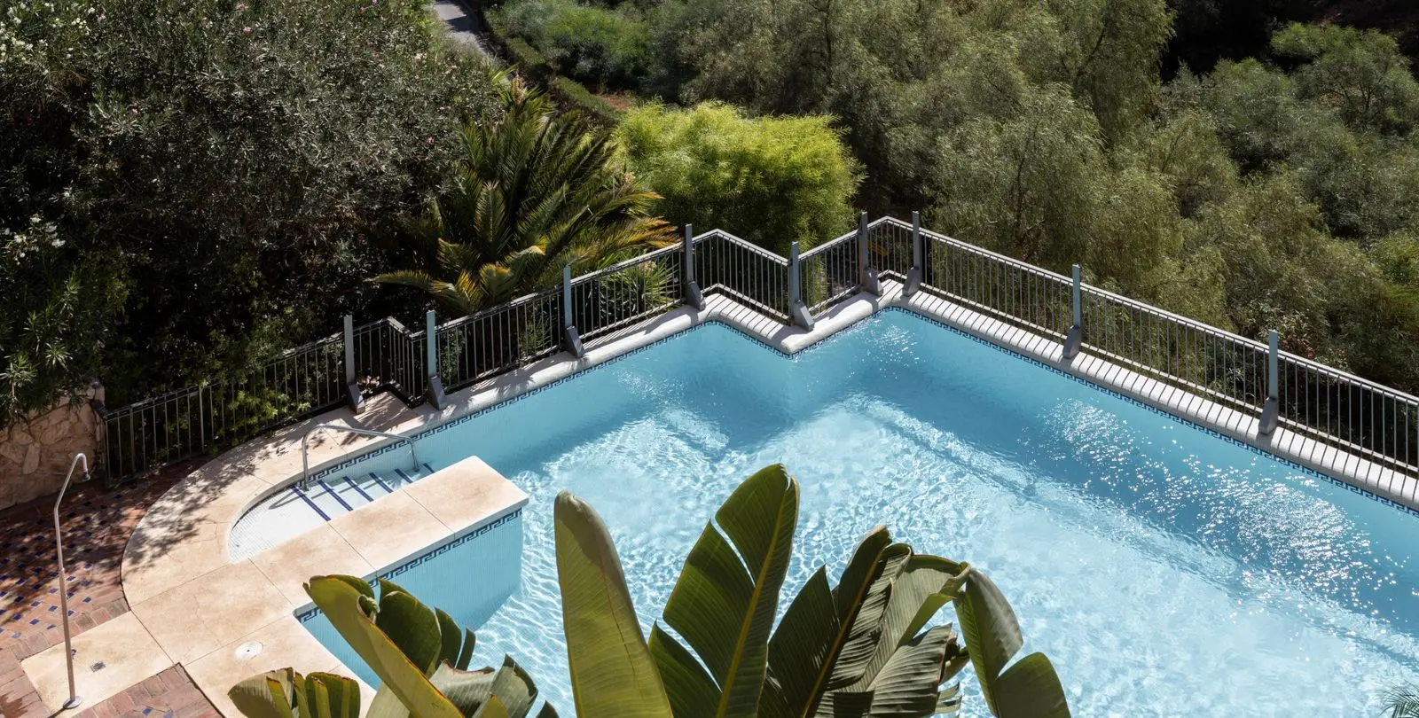 Sale of middle floor apartment in Benahavís 1