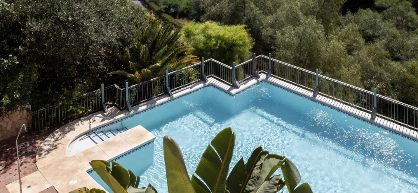 Venta de apartamento en planta media en Benahavís 0