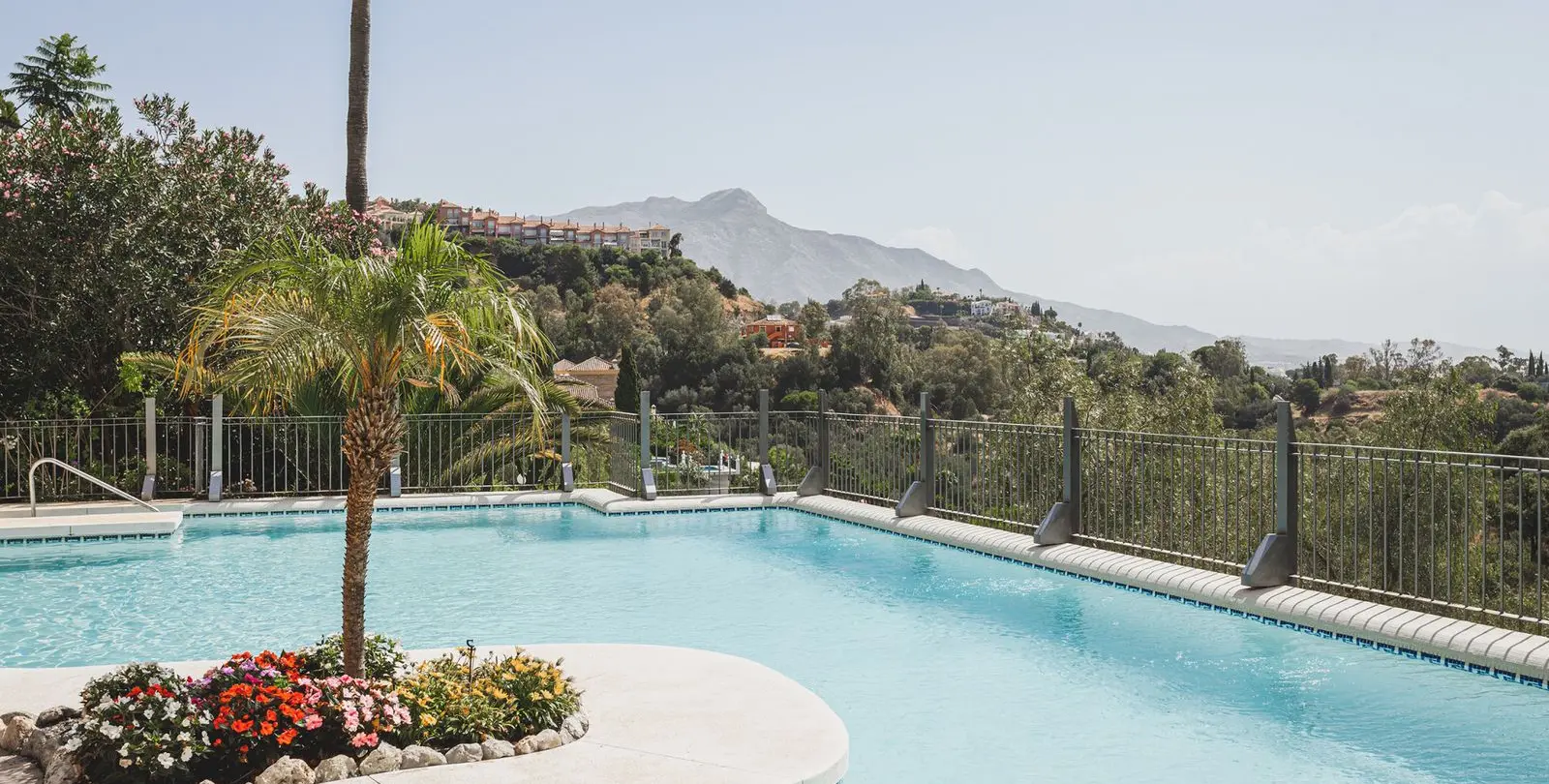 Sale of middle floor apartment in Benahavís 2