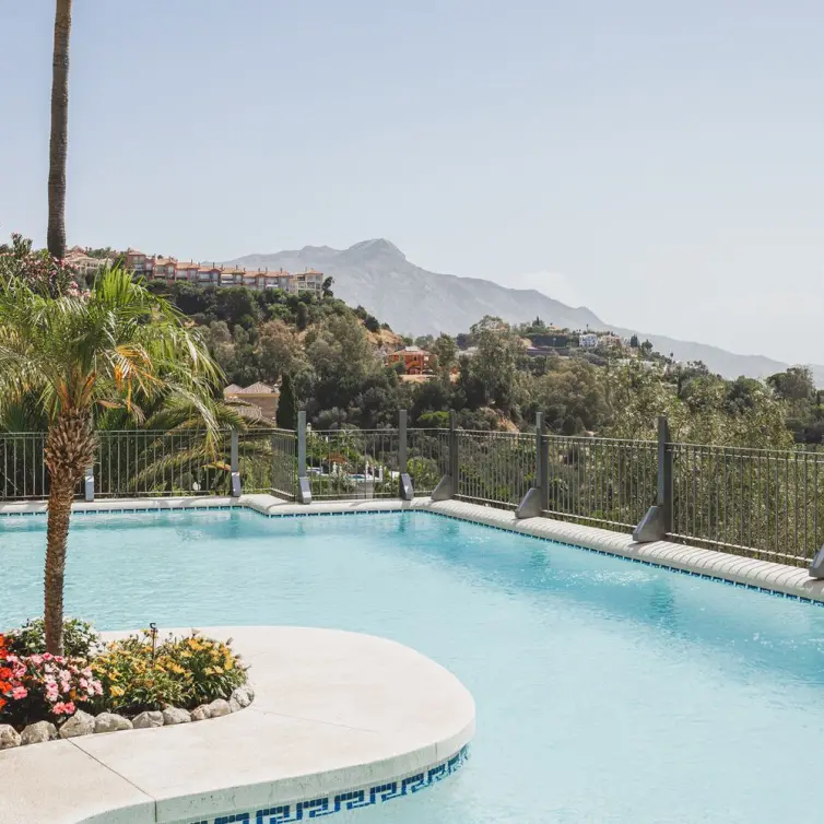 Venta de apartamento en planta media en Benahavís