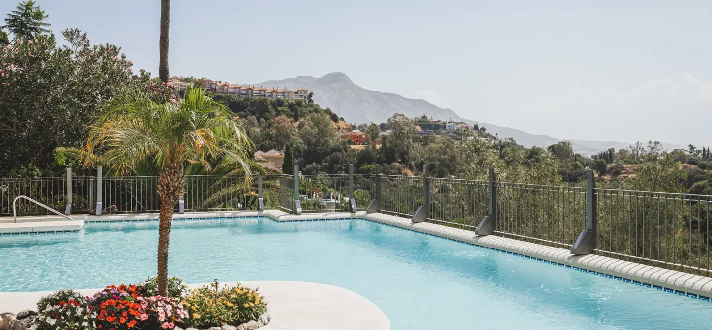 Venta de apartamento en planta media en Benahavís 1