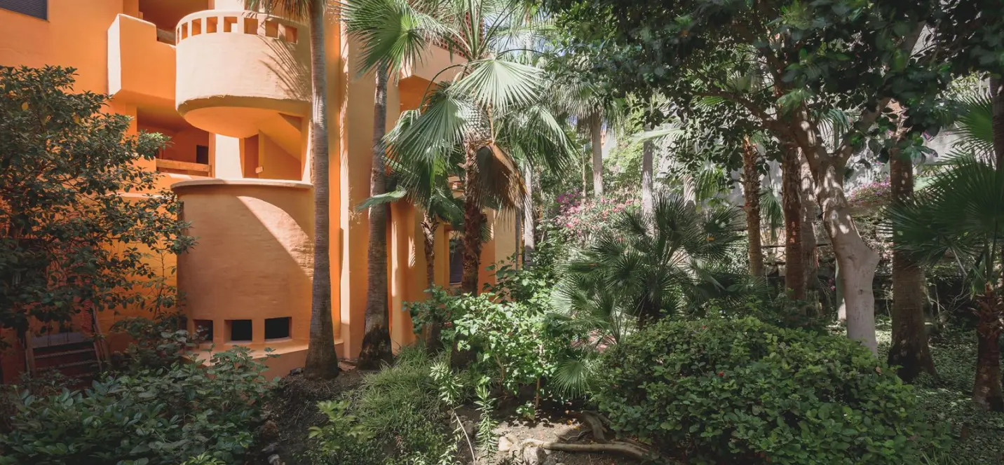 Venta de apartamento en planta media en Benahavís 2