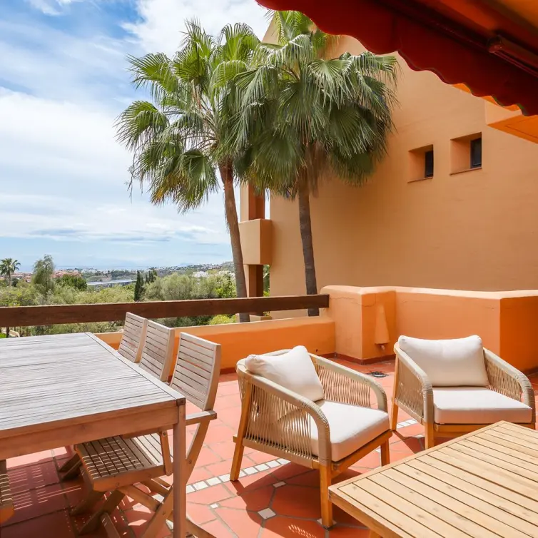 Venta de apartamento en planta media en Benahavís