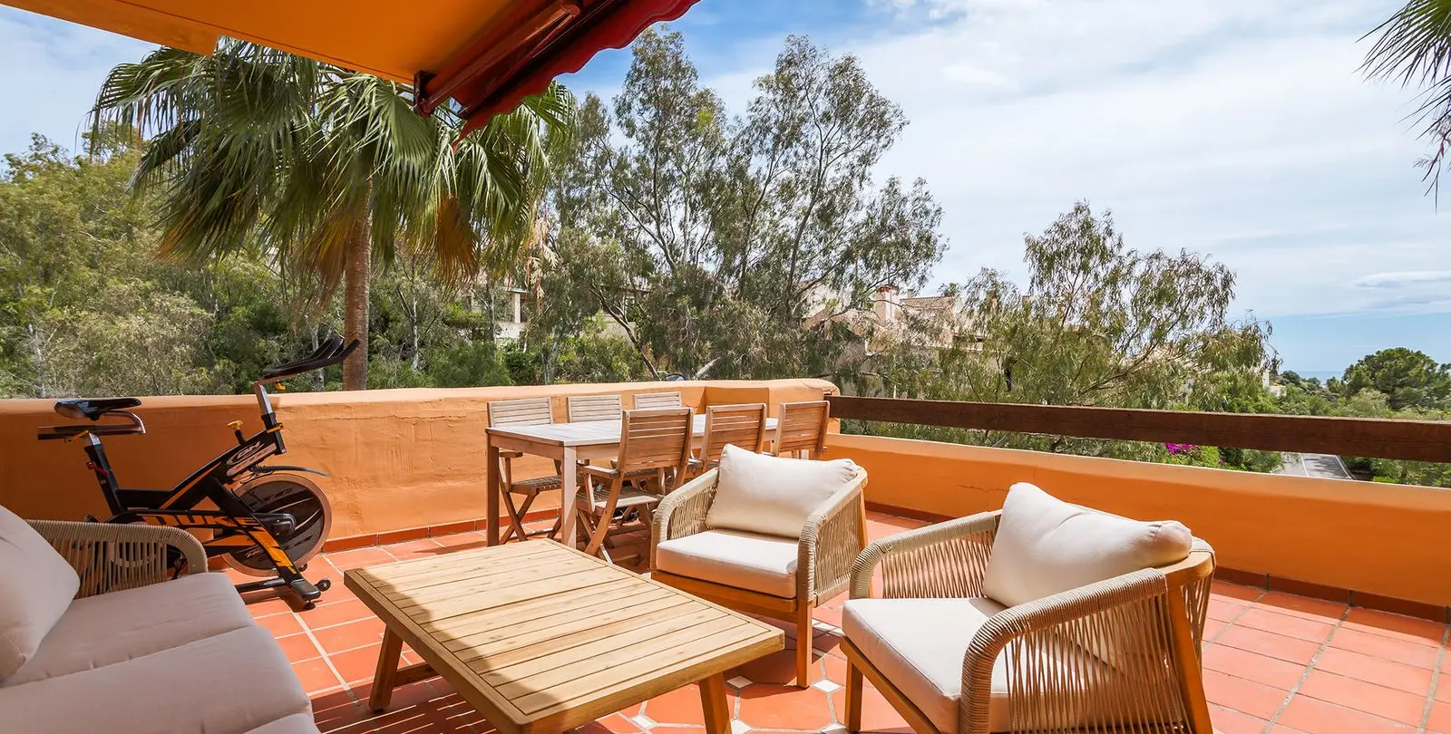 Sale of middle floor apartment in Benahavís 5
