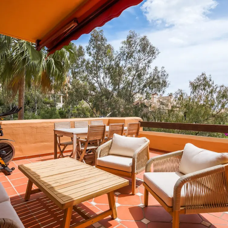 Venta de apartamento en planta media en Benahavís