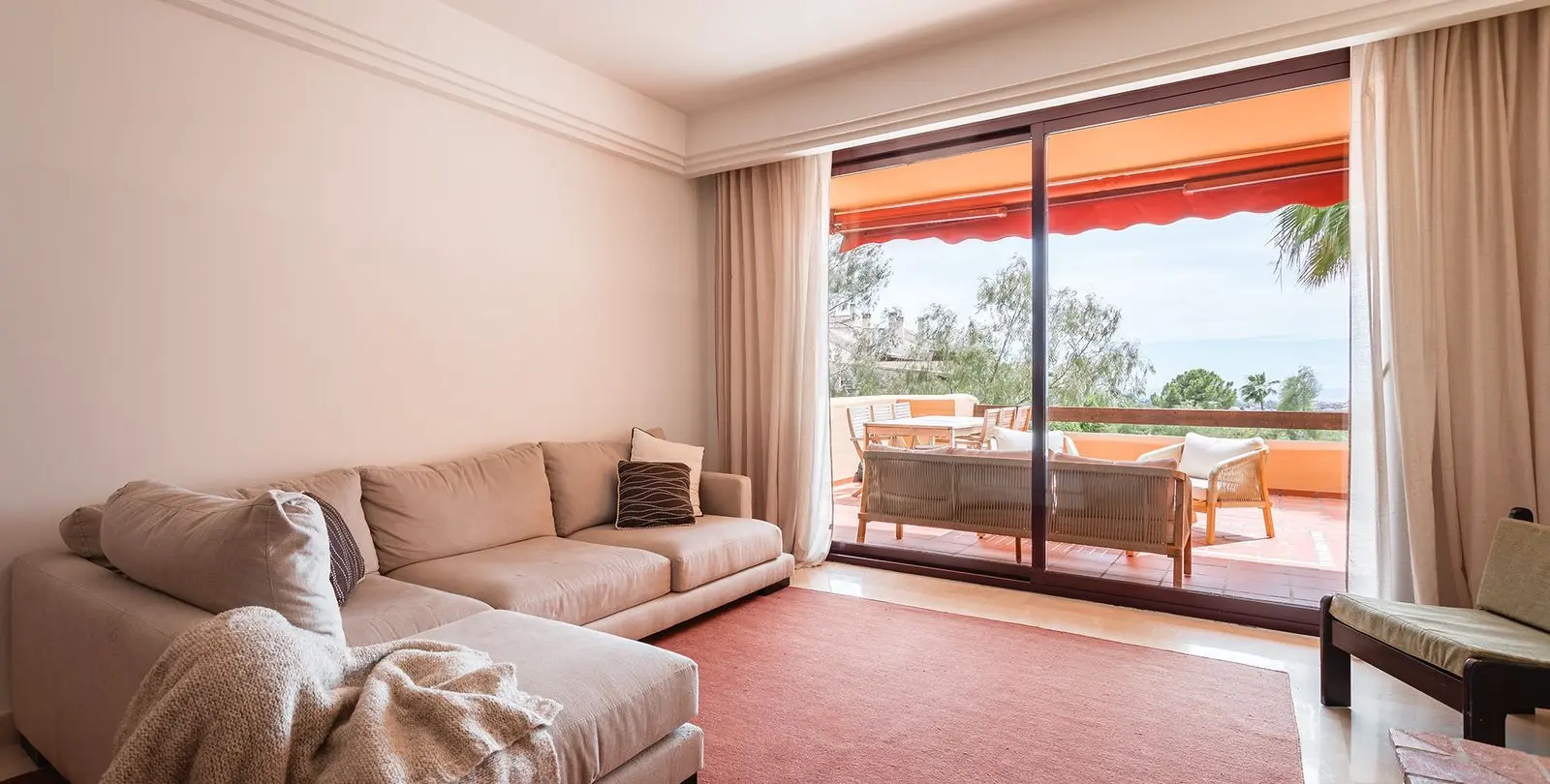 Sale of middle floor apartment in Benahavís 8