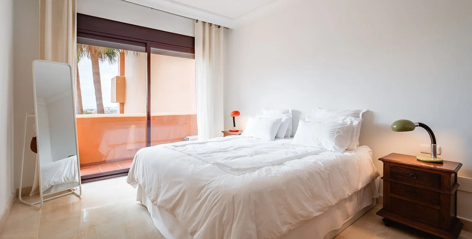 Sale of middle floor apartment in Benahavís 10