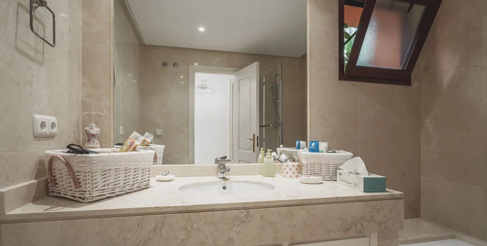 Sale of middle floor apartment in Benahavís 11