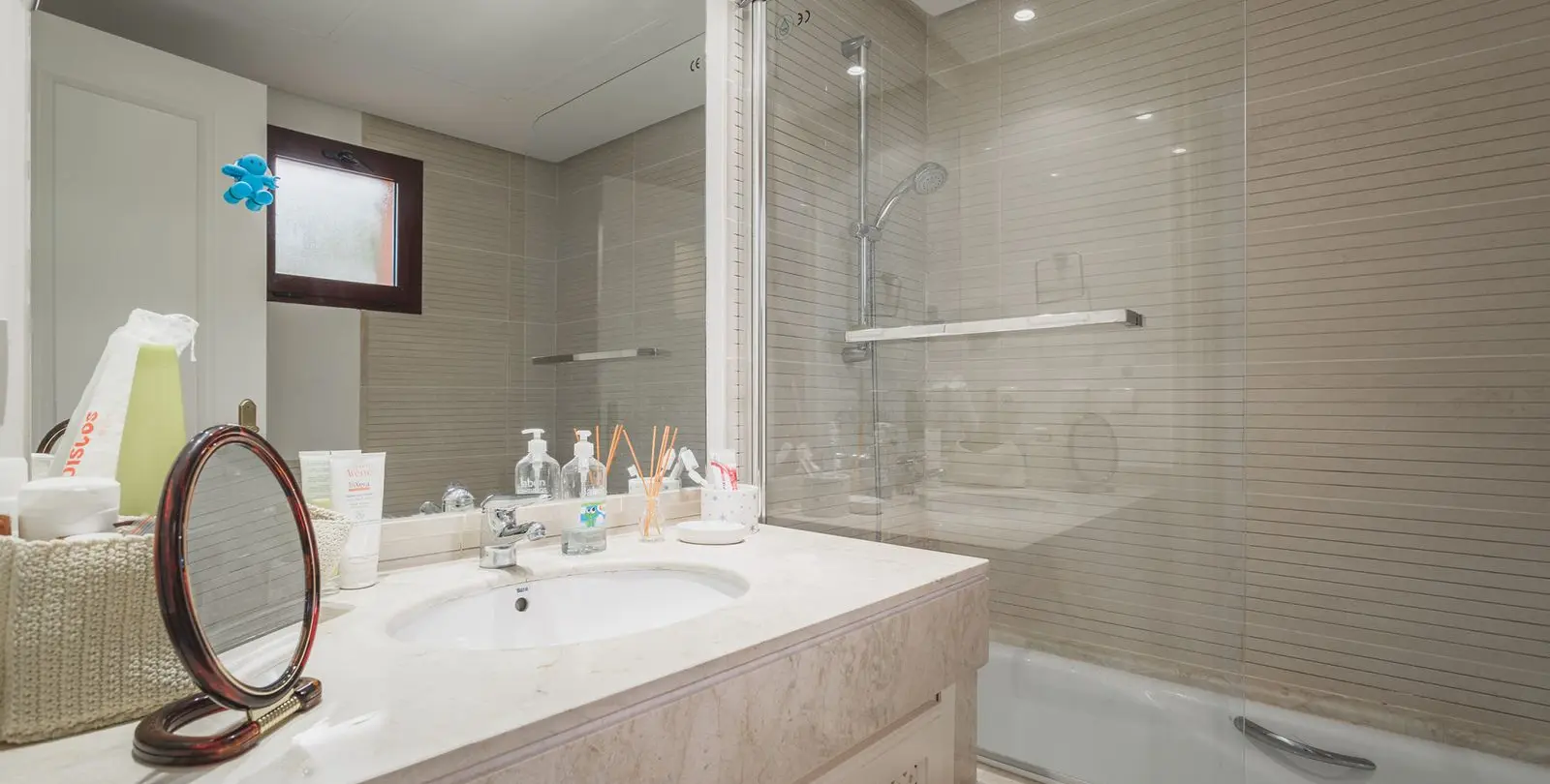 Sale of middle floor apartment in Benahavís 12
