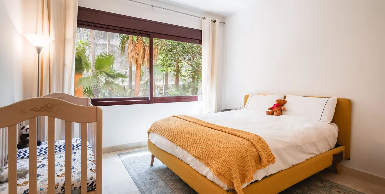 Sale of middle floor apartment in Benahavís 13