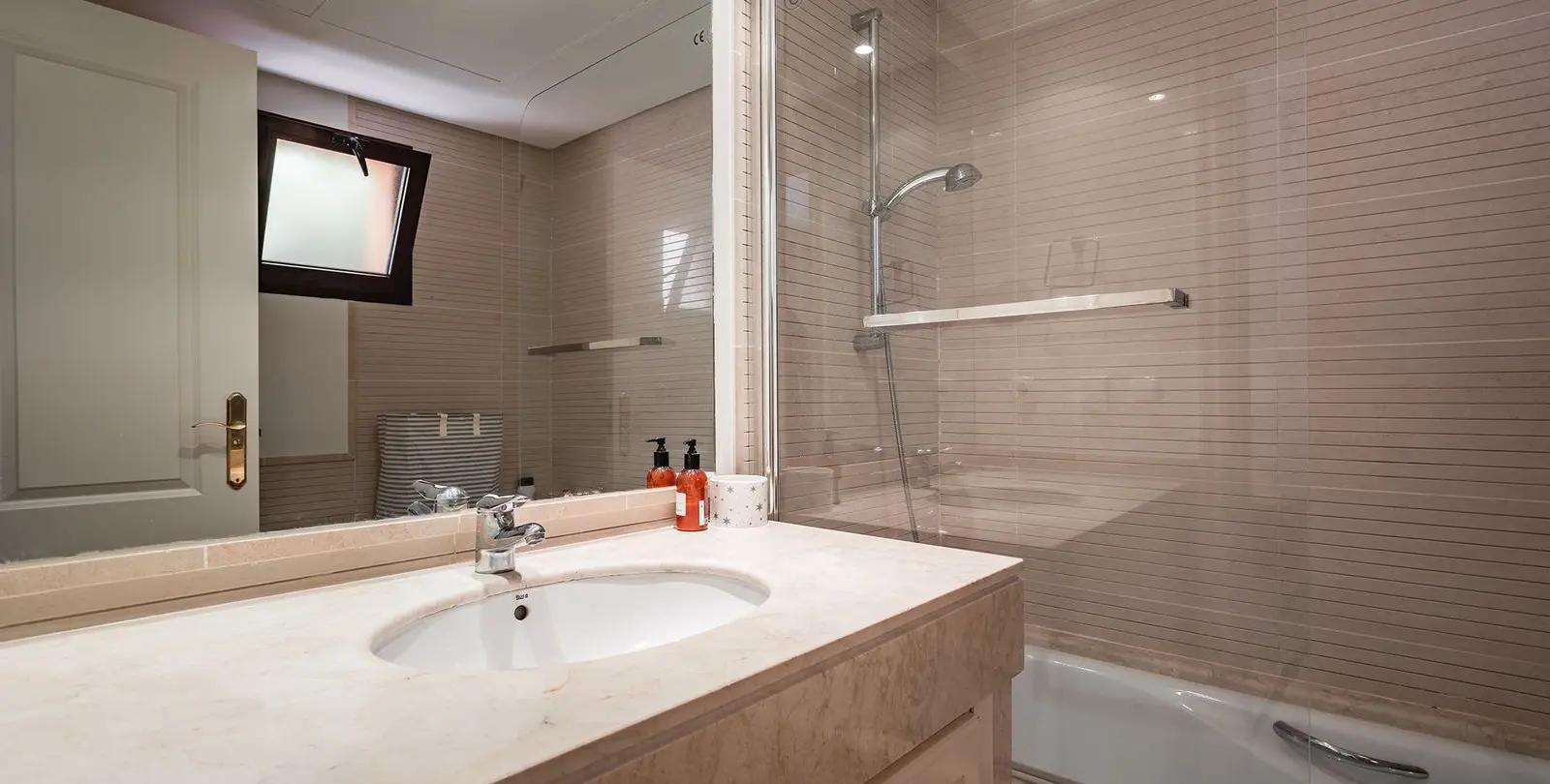 Sale of middle floor apartment in Benahavís 14