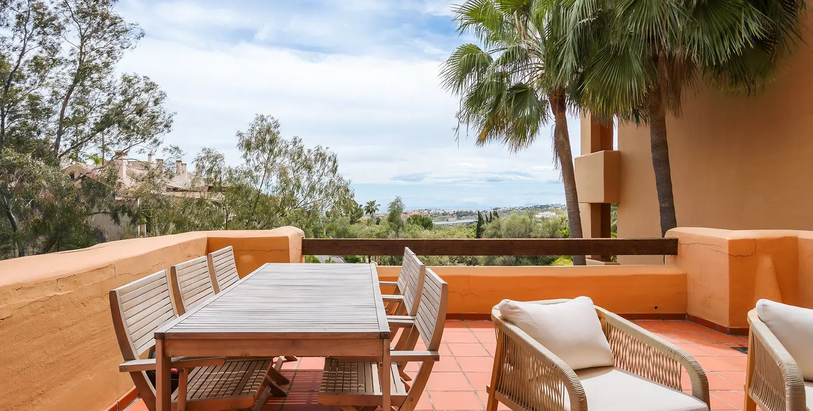 Sale of middle floor apartment in Benahavís 16