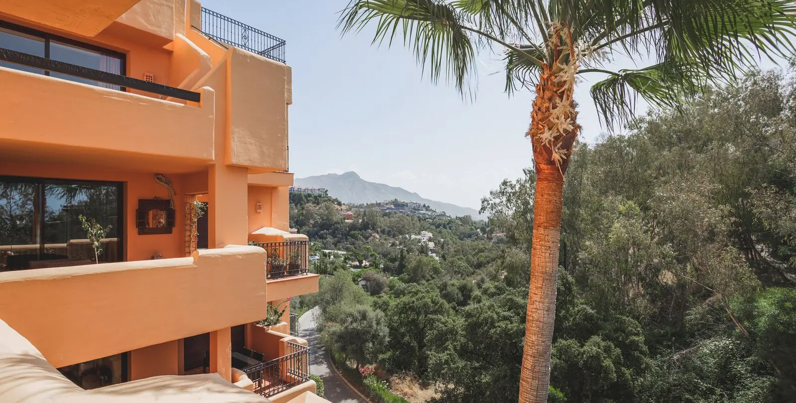 Sale of middle floor apartment in Benahavís 17