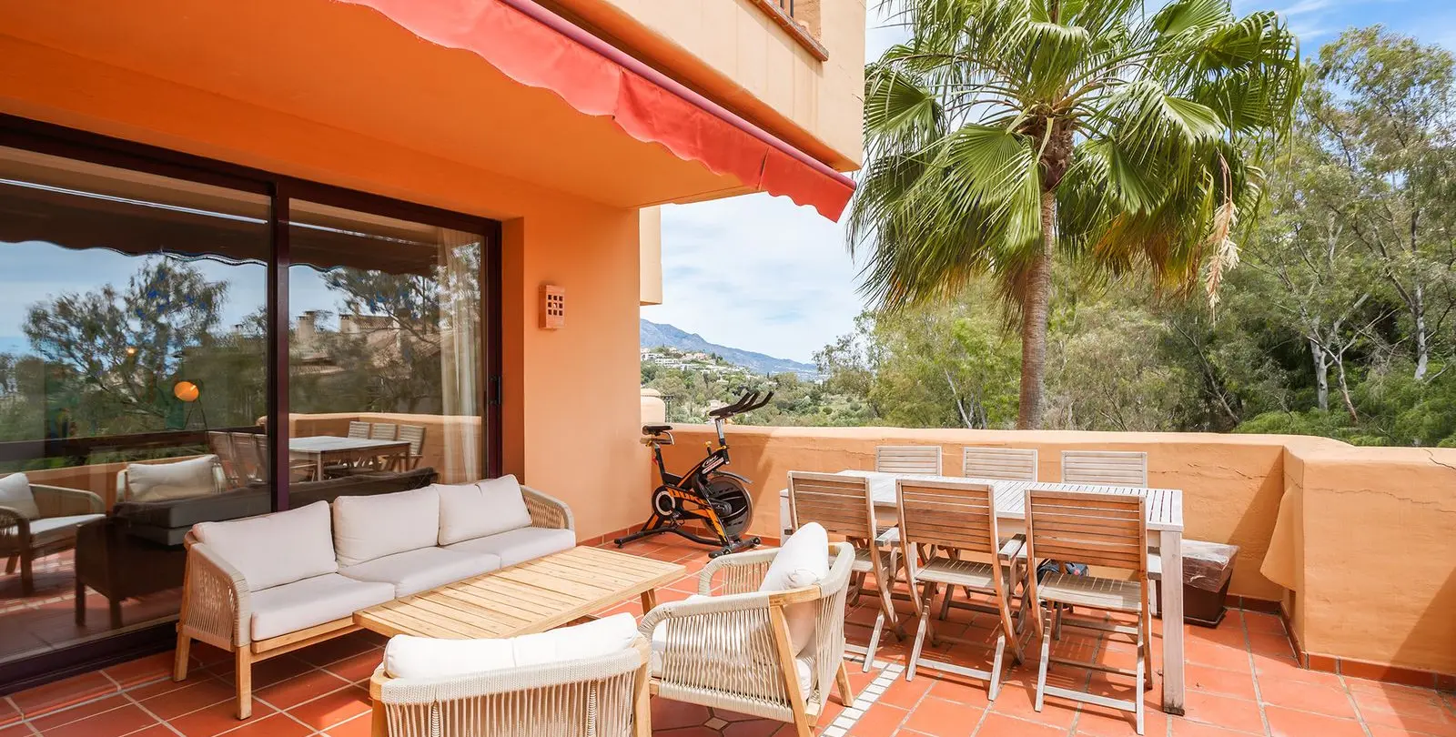 Sale of middle floor apartment in Benahavís 18