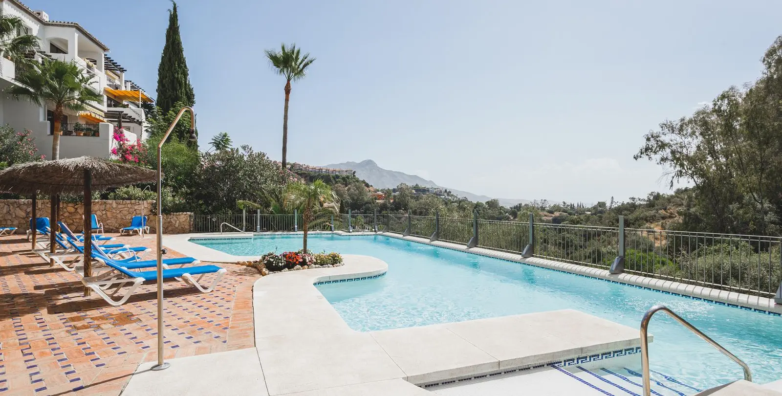 Sale of middle floor apartment in Benahavís 19