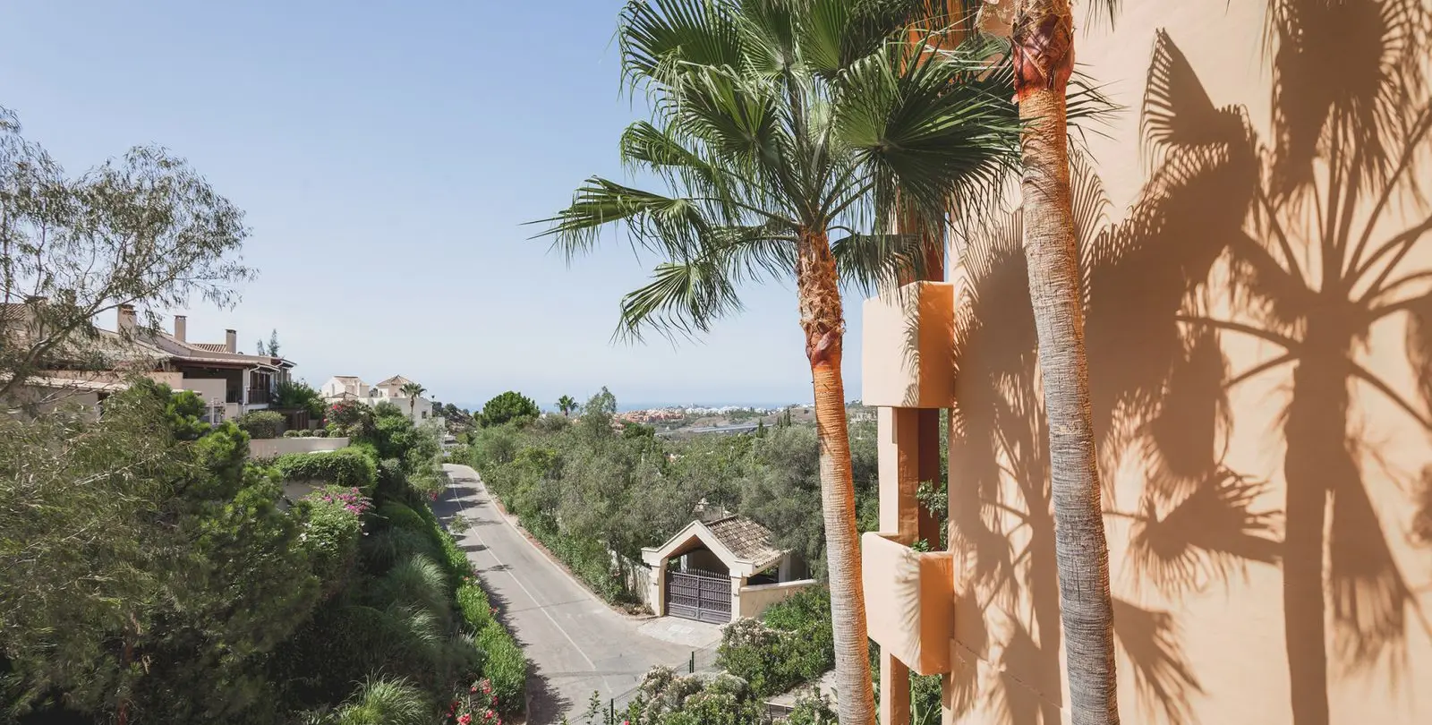 Sale of middle floor apartment in Benahavís 20