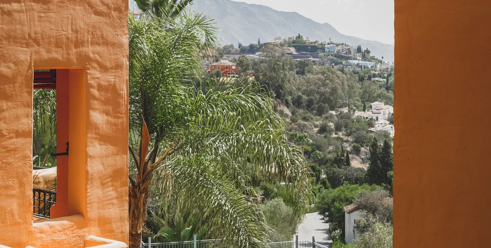 Sale of middle floor apartment in Benahavís 23