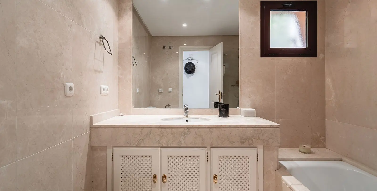 Sale of middle floor apartment in Benahavís 30
