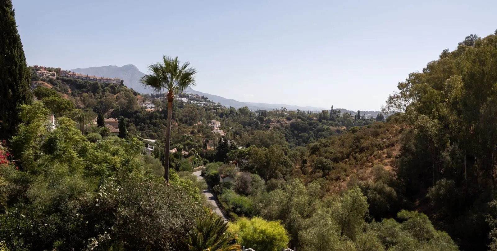 Sale of middle floor apartment in Benahavís 31