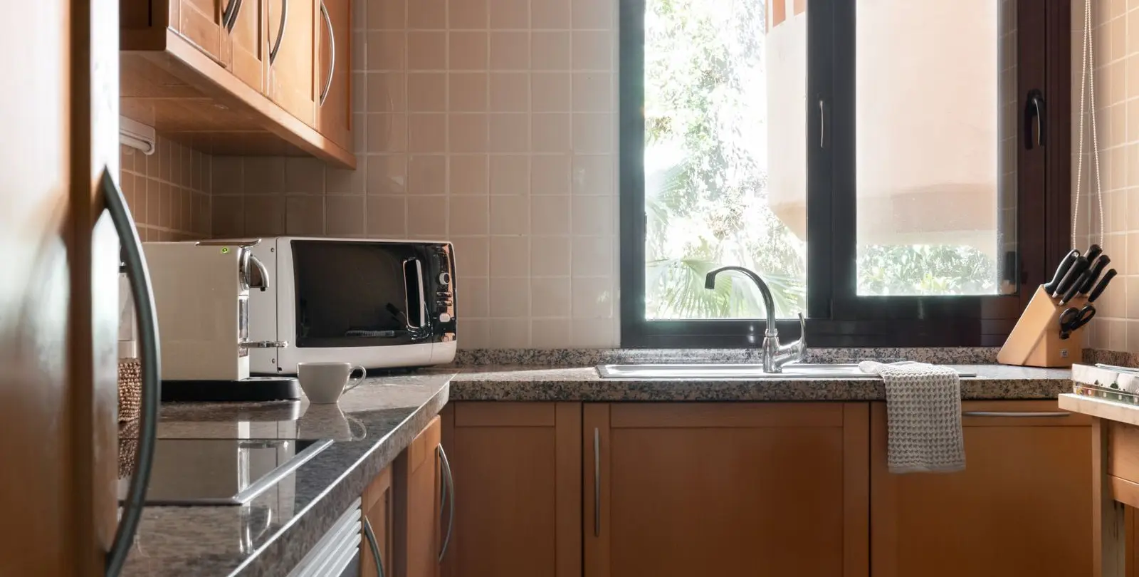 Sale of middle floor apartment in Benahavís 32