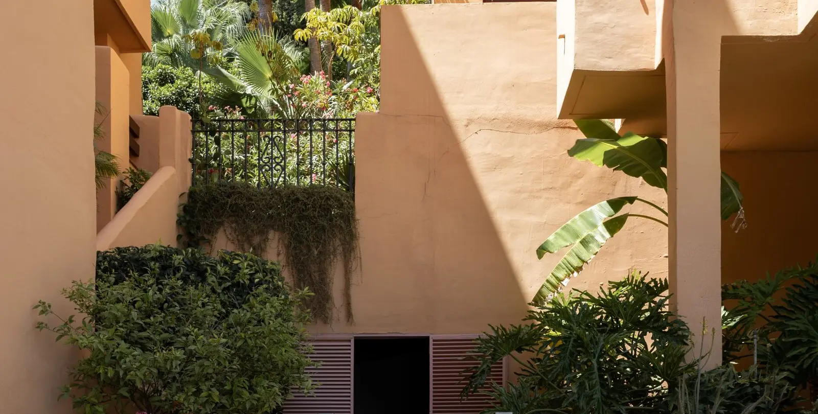 Sale of middle floor apartment in Benahavís 33