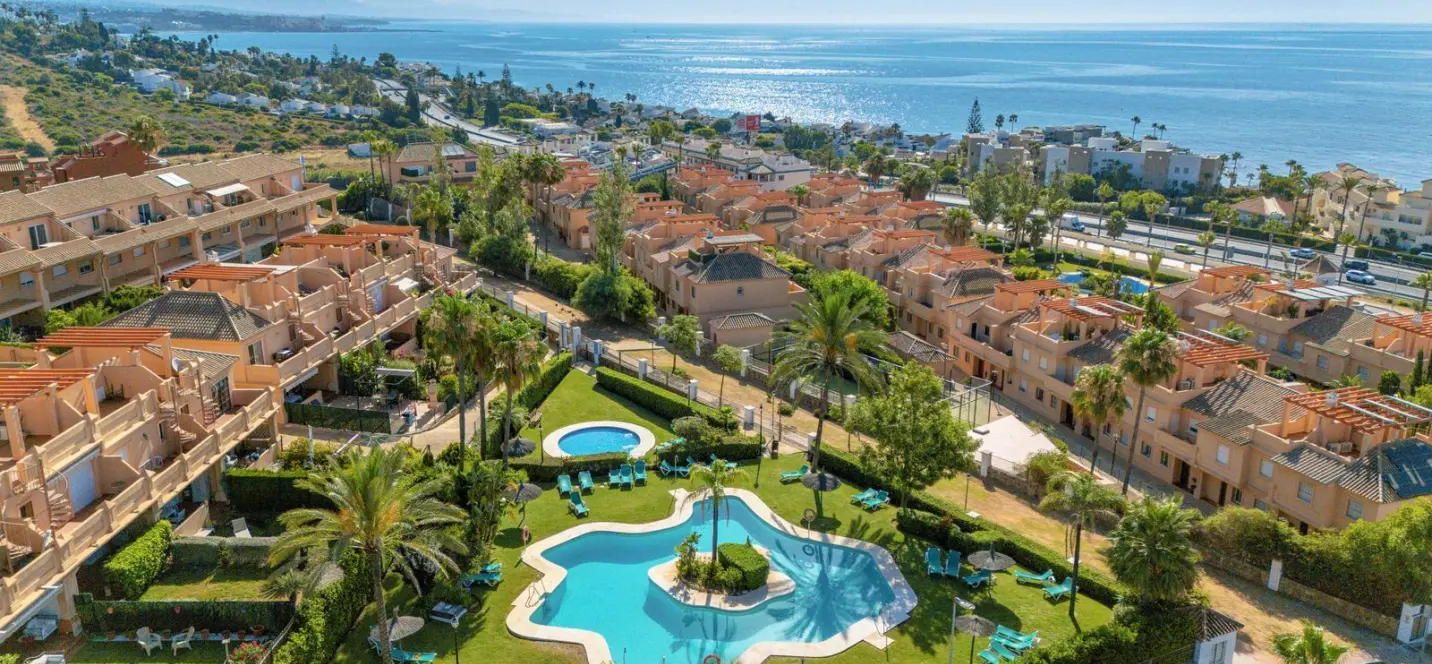 Продажа дома на две семьи в Estepona 0