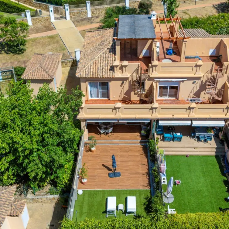 Продажа дома на две семьи в Estepona