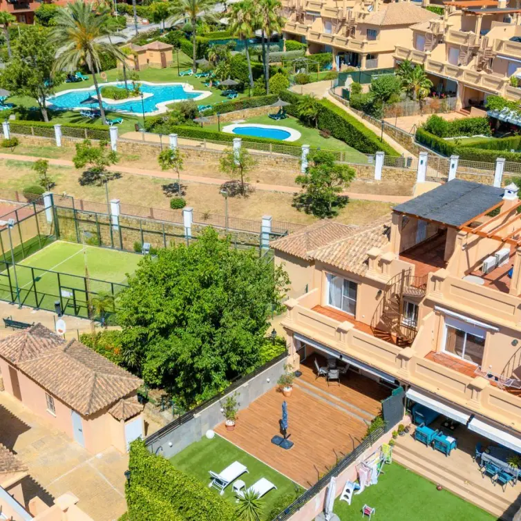 Продажа дома на две семьи в Estepona