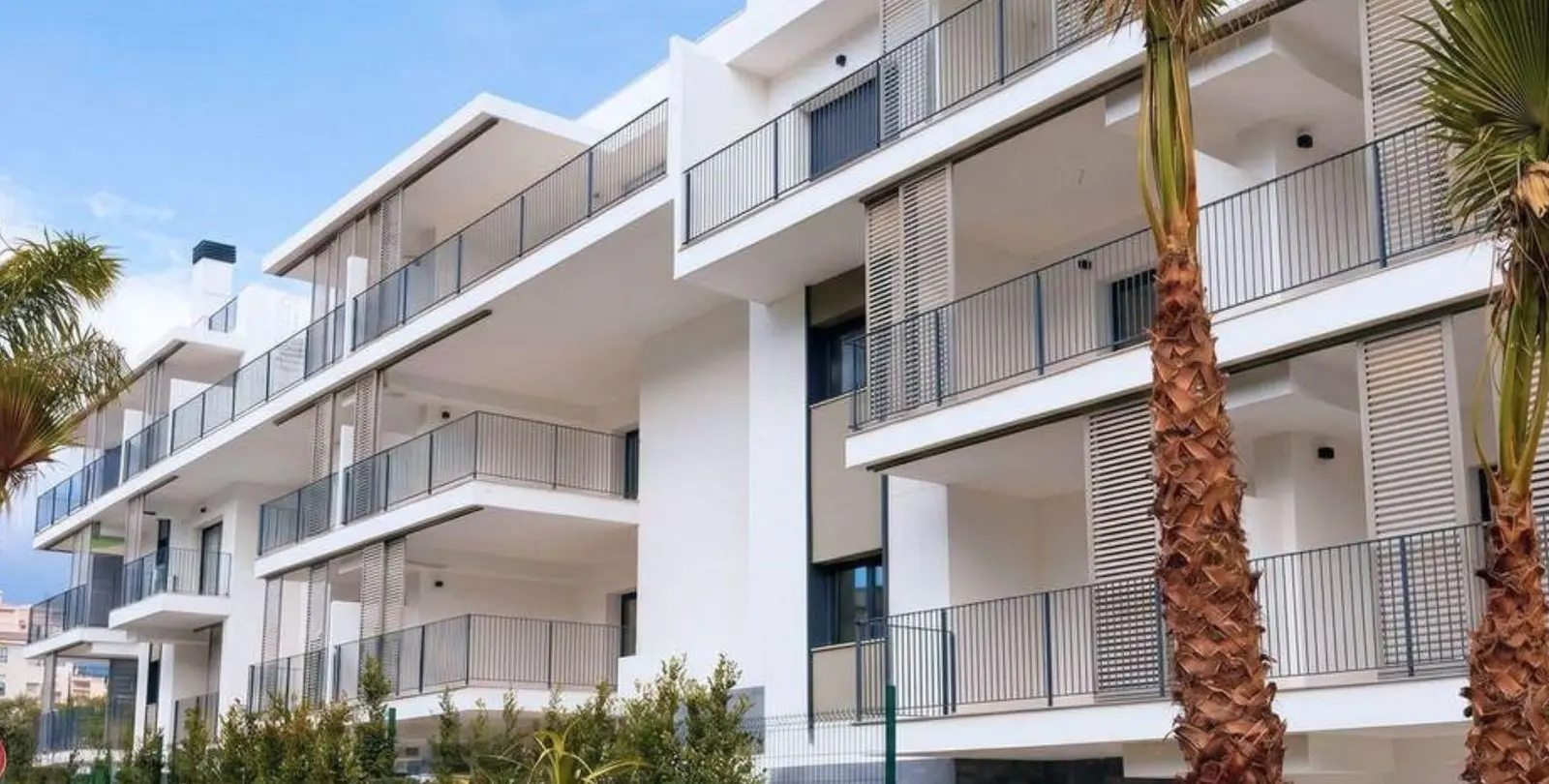 Sale of middle floor apartment in Estepona 3