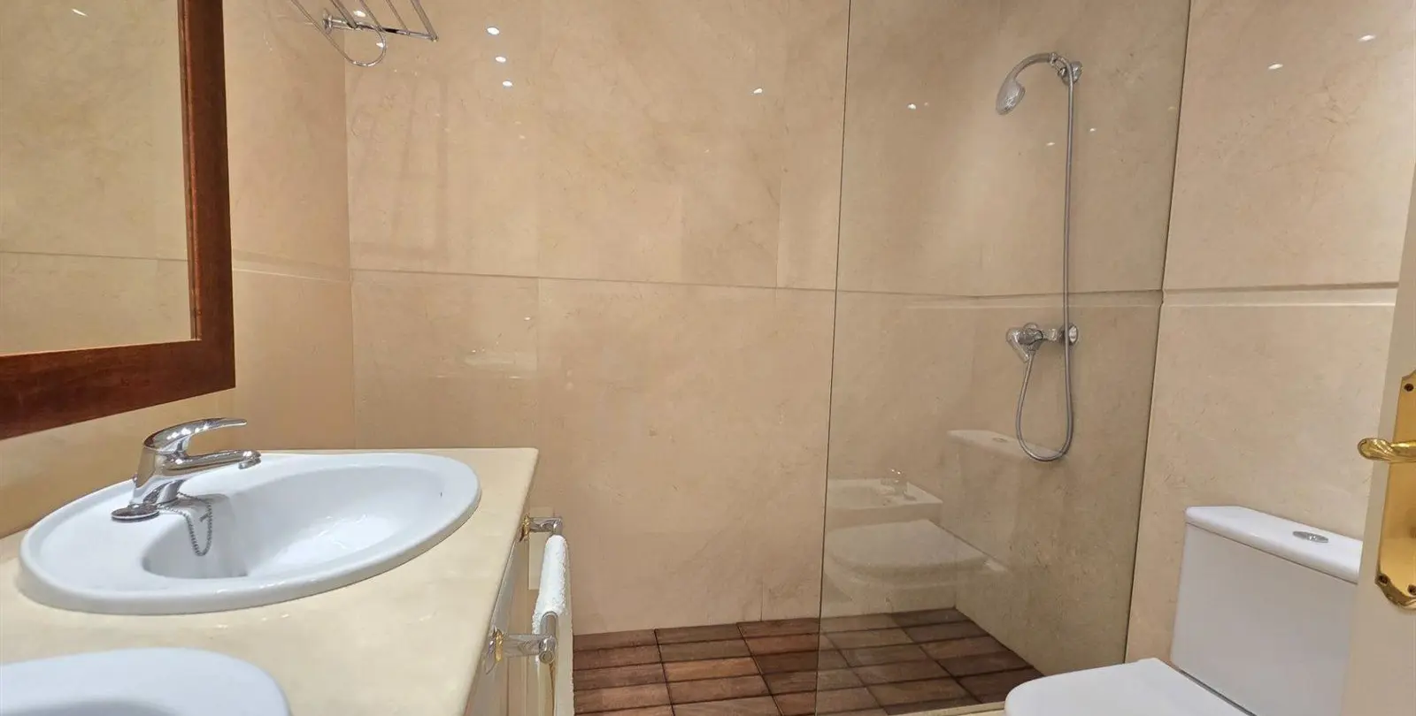 Venta de apartamento en planta baja en La Quinta 11