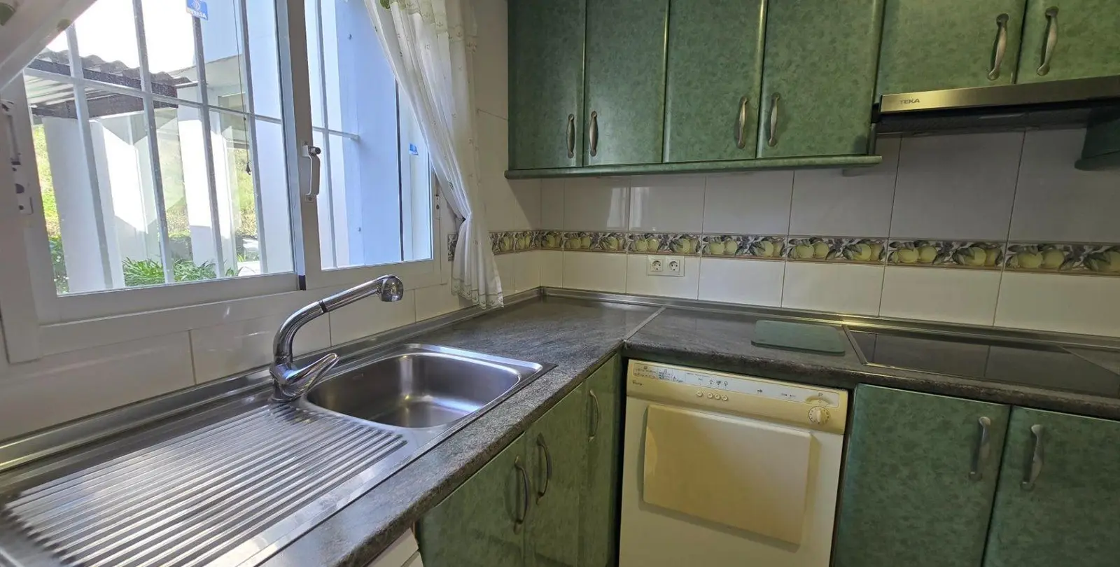 Venta de apartamento en planta baja en La Quinta 28