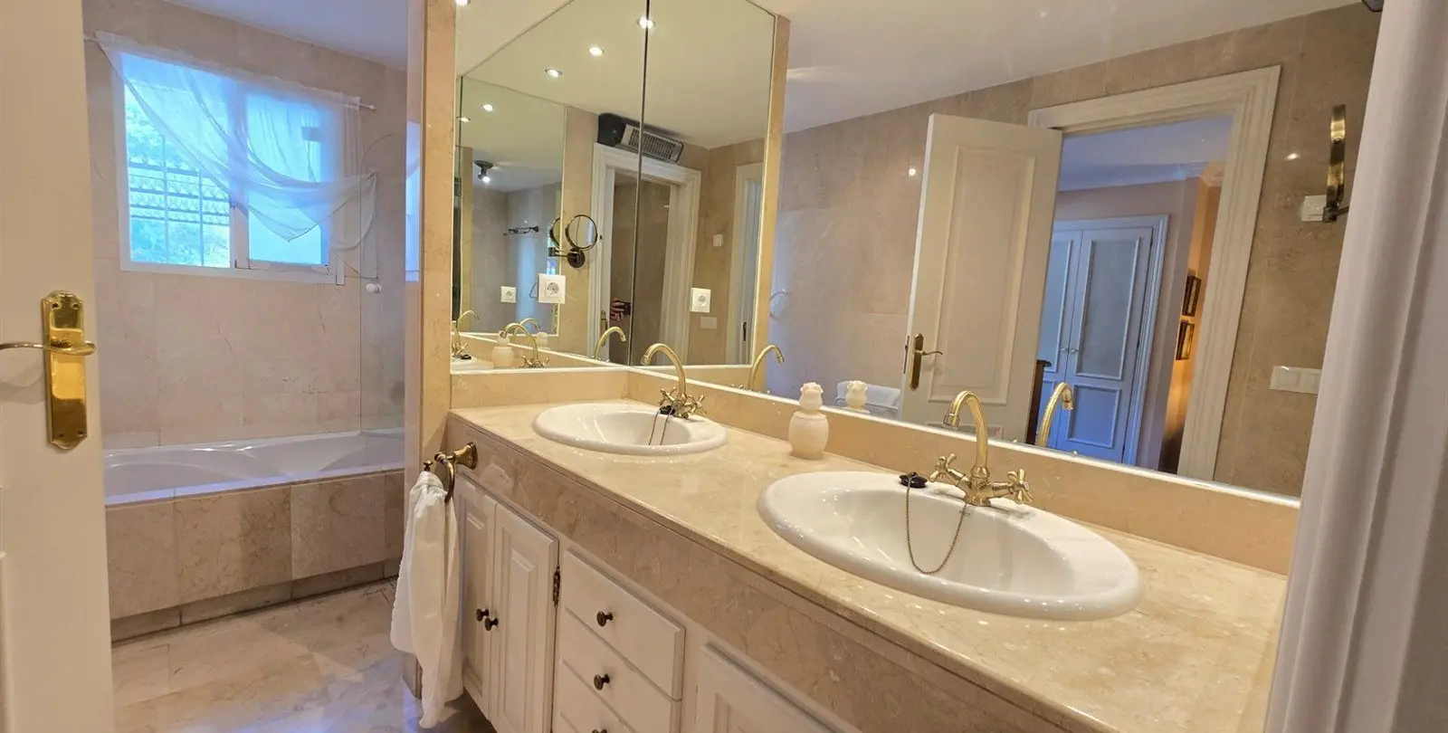 Venta de apartamento en planta baja en La Quinta 32