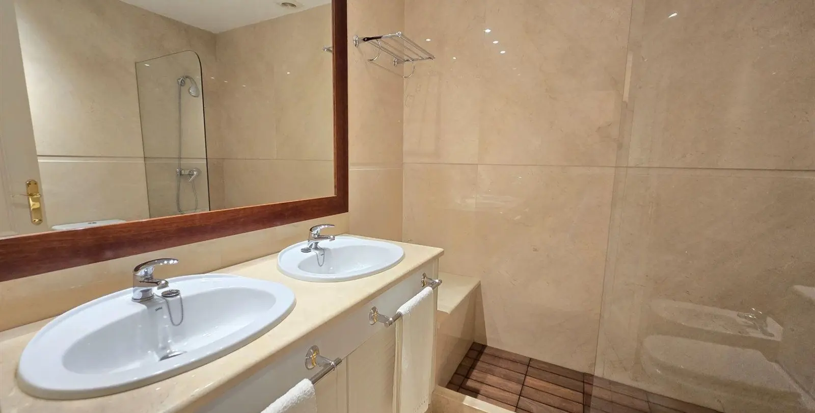 Venta de apartamento en planta baja en La Quinta 43