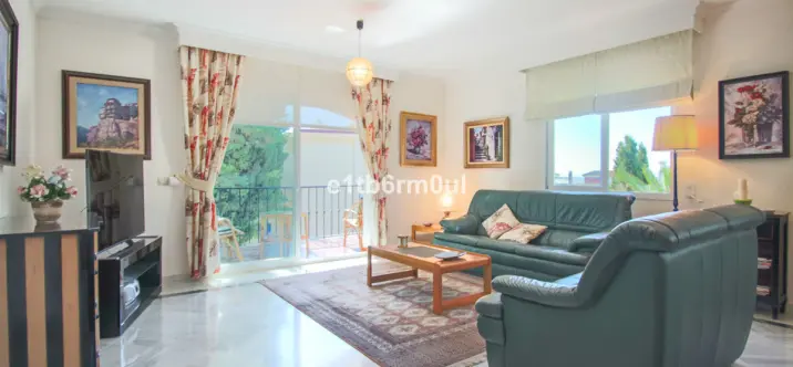Sale of middle floor apartment in The Golden Mile 1
