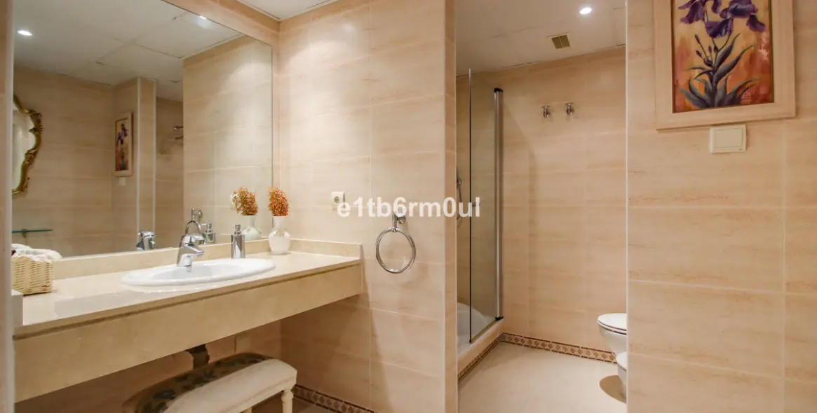 Sale of middle floor apartment in The Golden Mile 10