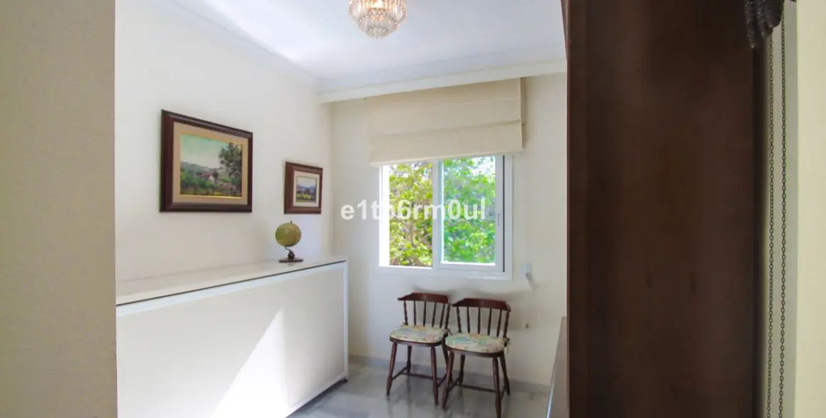 Sale of middle floor apartment in The Golden Mile 11
