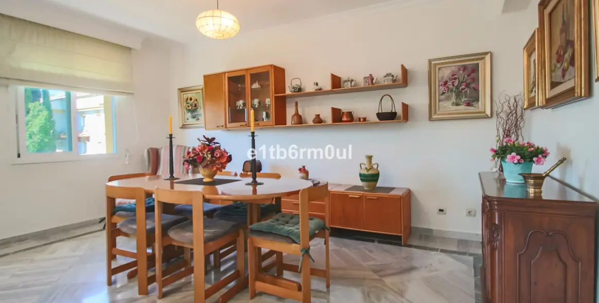 Sale of middle floor apartment in The Golden Mile 13