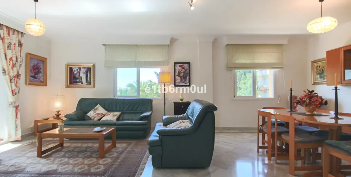 Sale of middle floor apartment in The Golden Mile 14