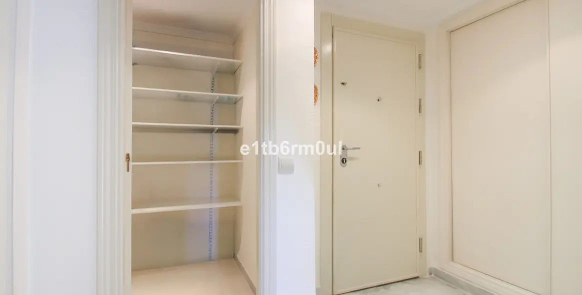 Sale of middle floor apartment in The Golden Mile 17
