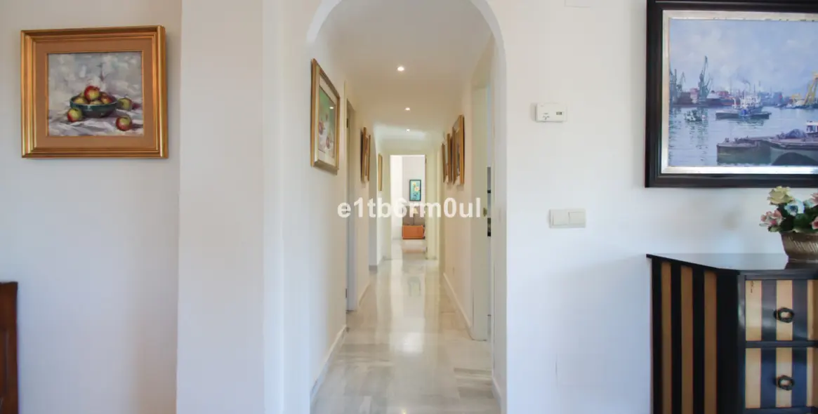 Sale of middle floor apartment in The Golden Mile 19