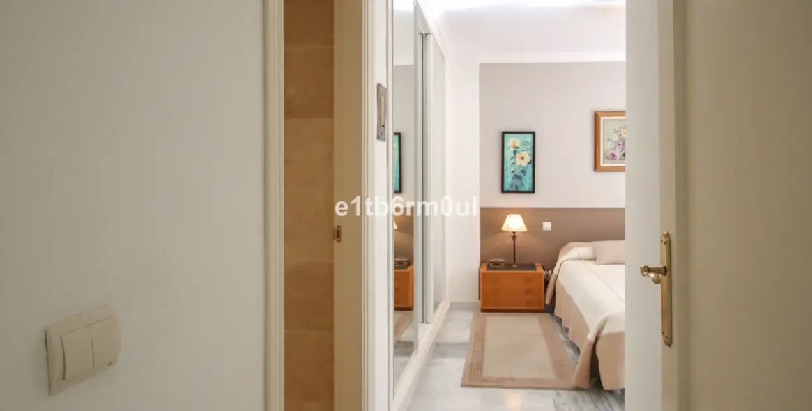 Sale of middle floor apartment in The Golden Mile 20
