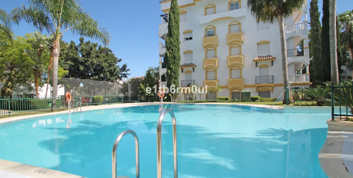 Sale of middle floor apartment in The Golden Mile 22