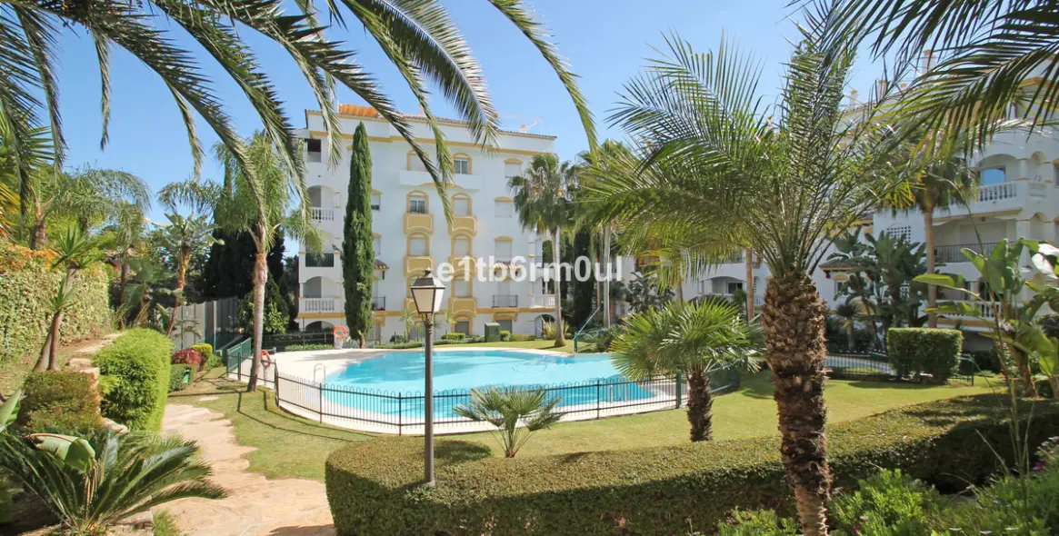 Sale of middle floor apartment in The Golden Mile 23