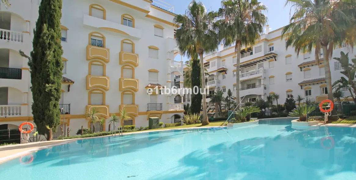 Sale of middle floor apartment in The Golden Mile 24