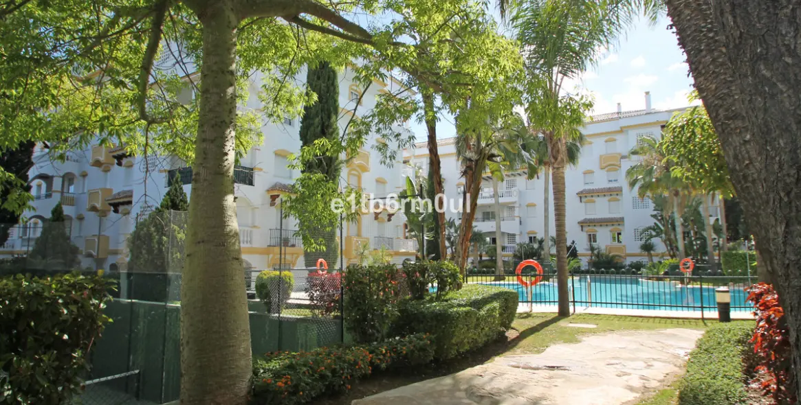 Sale of middle floor apartment in The Golden Mile 27