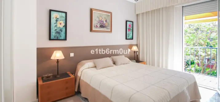 Sale of middle floor apartment in The Golden Mile 4